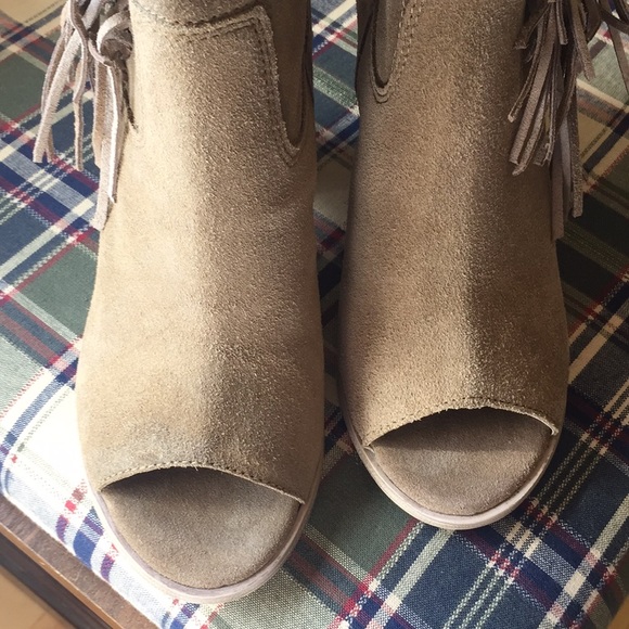 Mia suede beige fringe ankle booties - Picture 5 of 6